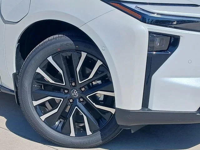 New 2026 Wind Chill Pearl with Midnight Black Metallic roof Toyota Limited image 3