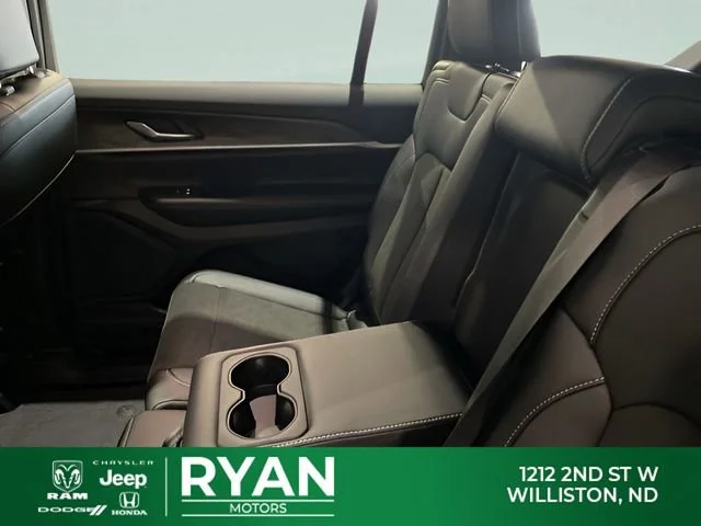New 2026 White/off-white Jeep Laredo image 39