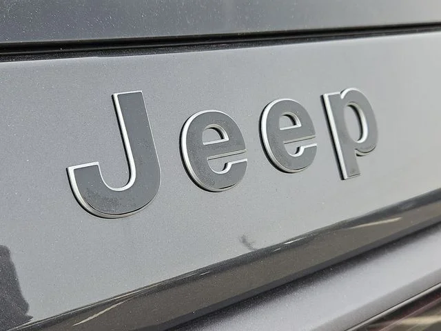 New 2026 Baltic-Gray Metallic Clear-Coat Exterior Paint Jeep Limited image 28