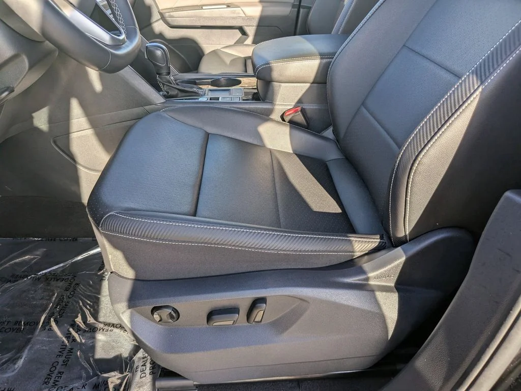 Used 2023 Black Volkswagen 2.0T SE w/Technology image 18