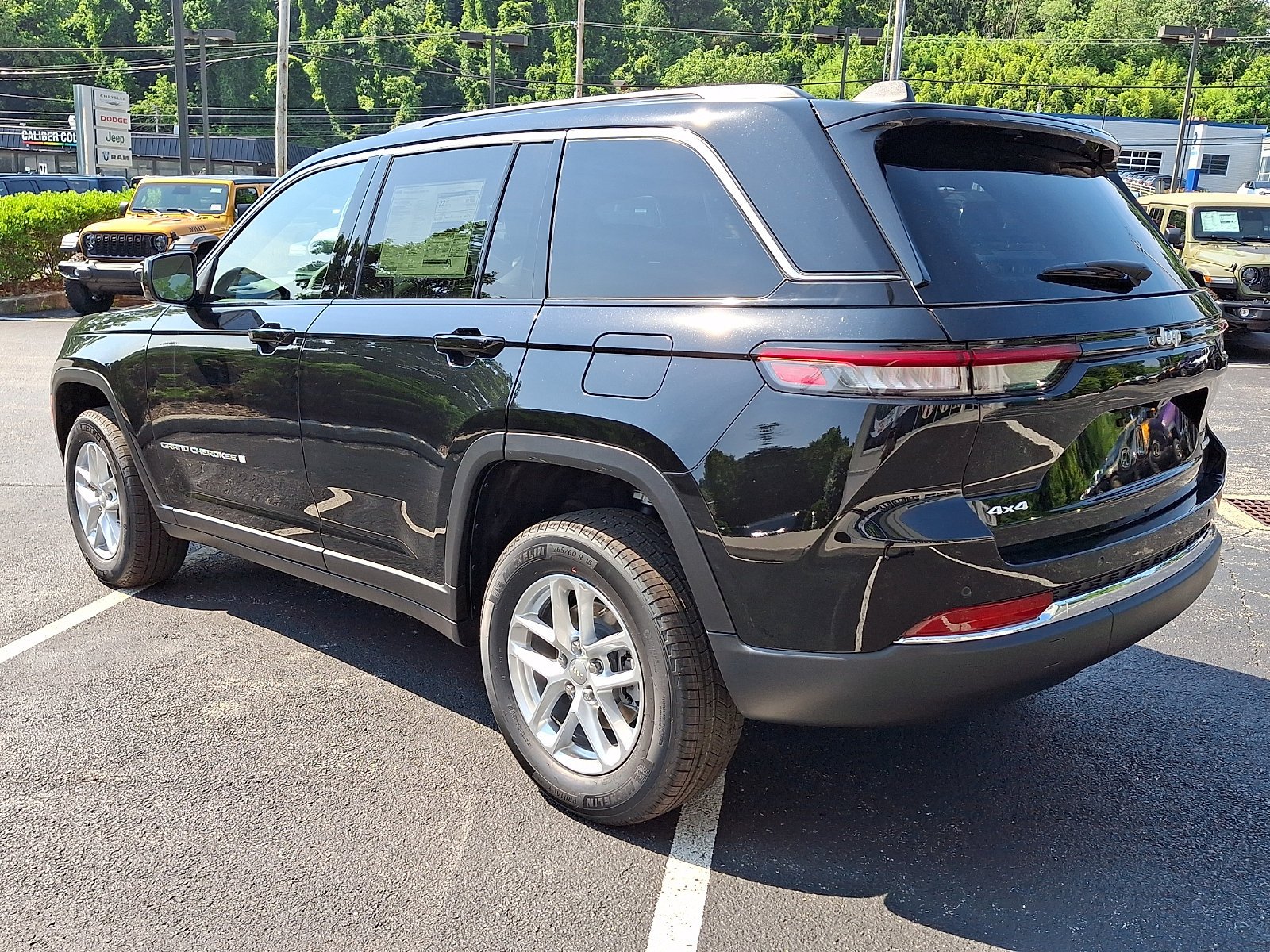 New 2026 Diamond Black Crystal Pearlcoat Jeep Laredo X image 4