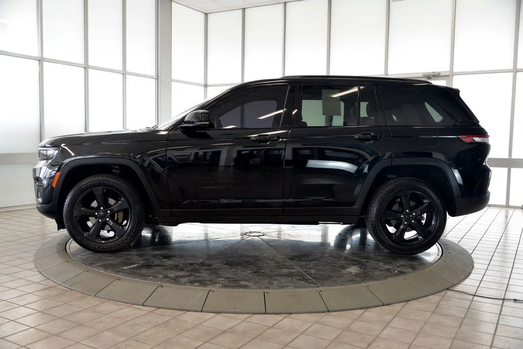Used 2023 Black Jeep Altitude X image 5
