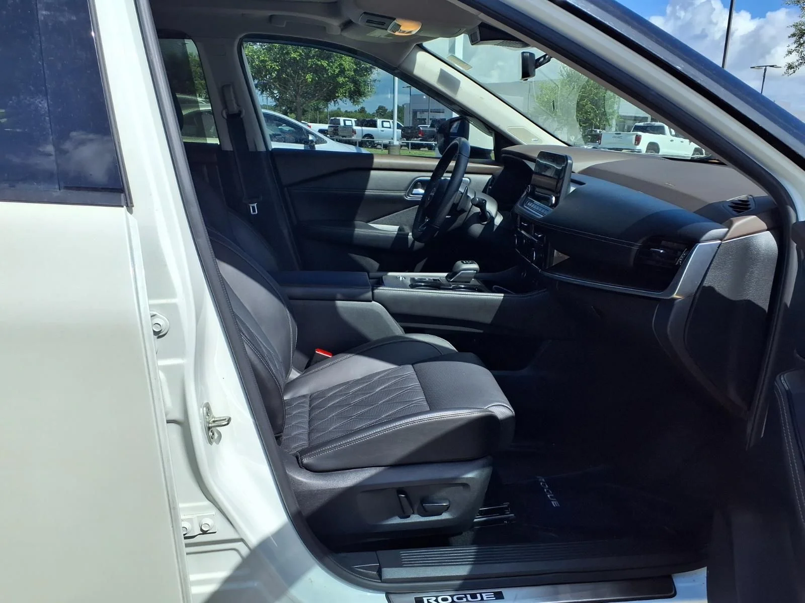 Used 2023 White Nissan Platinum image 7
