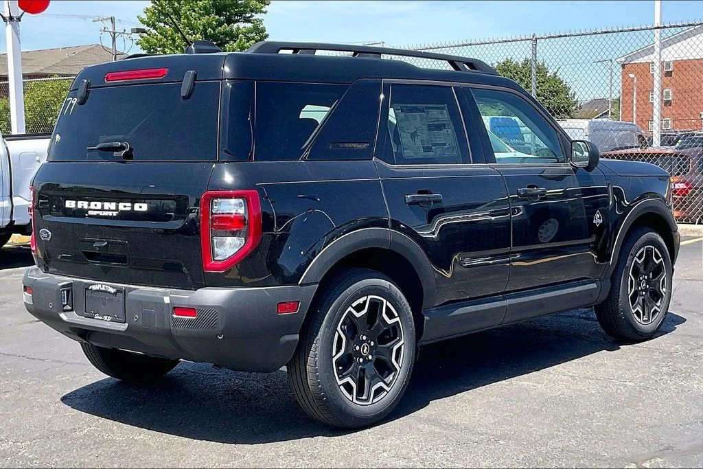 New 2025 Shadow Black Ford Outer Banks® image 12