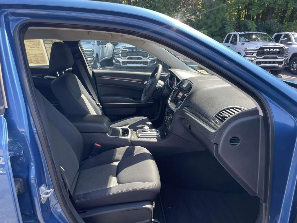 Certified Used 2022  Chrysler Touring image 15