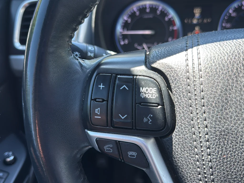 Used 2016 Gray Toyota XLE V6 image 9
