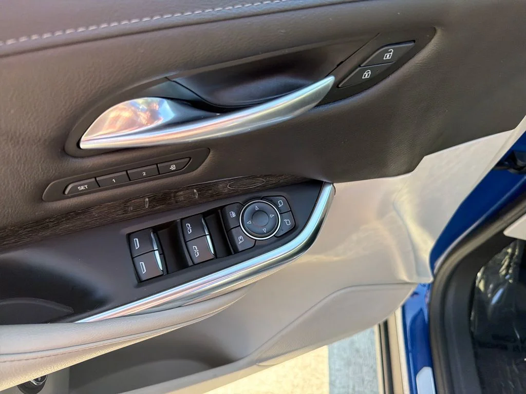 Used 2021  Cadillac Premium Luxury image 18