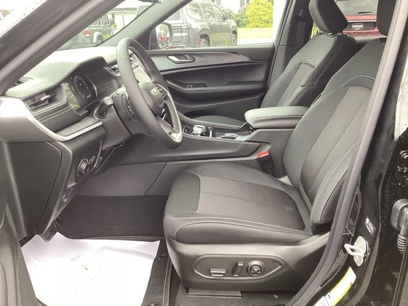 New 2026 Diamond Black Crystal Pearl-Coat Exterior Paint Jeep Laredo image 26