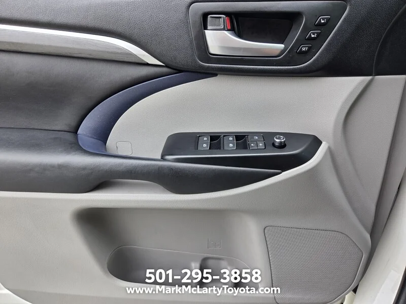 Used 2017 Blizzard Pearl TOYOTA LIMITED V6 FWD image 28