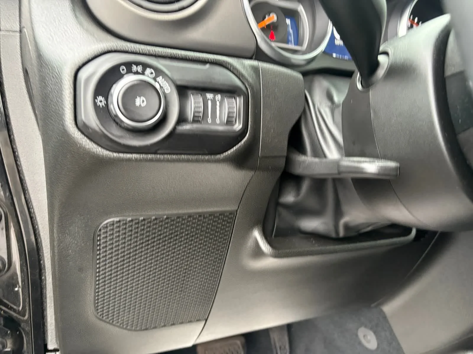 Used 2022 Black Clearcoat Jeep Sport S image 28
