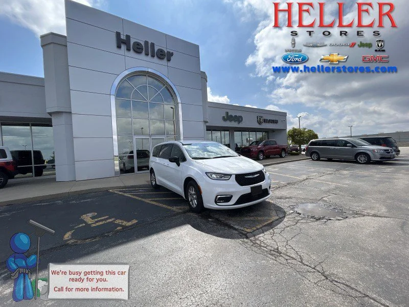 2025 Chrysler Pacifica Select's photo