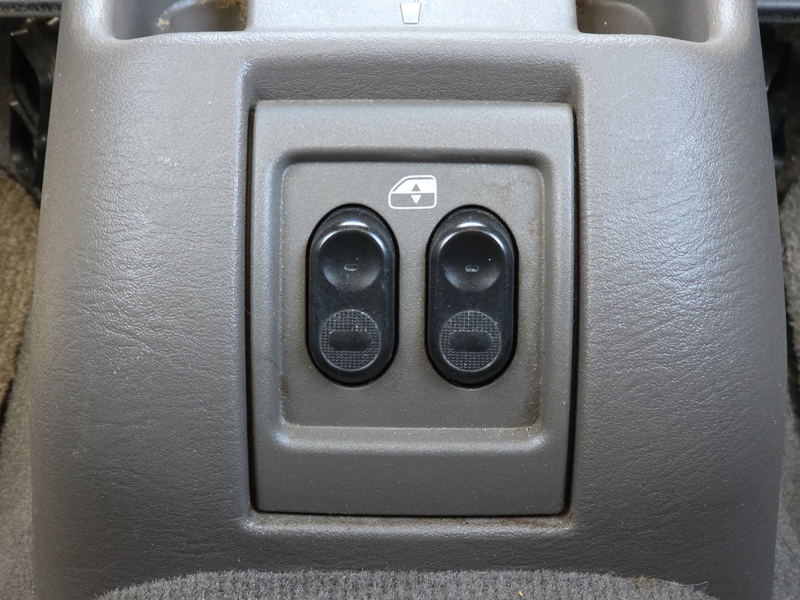 Used 2005 Linen Gold Pearlcoat Metallic Chrysler  image 22