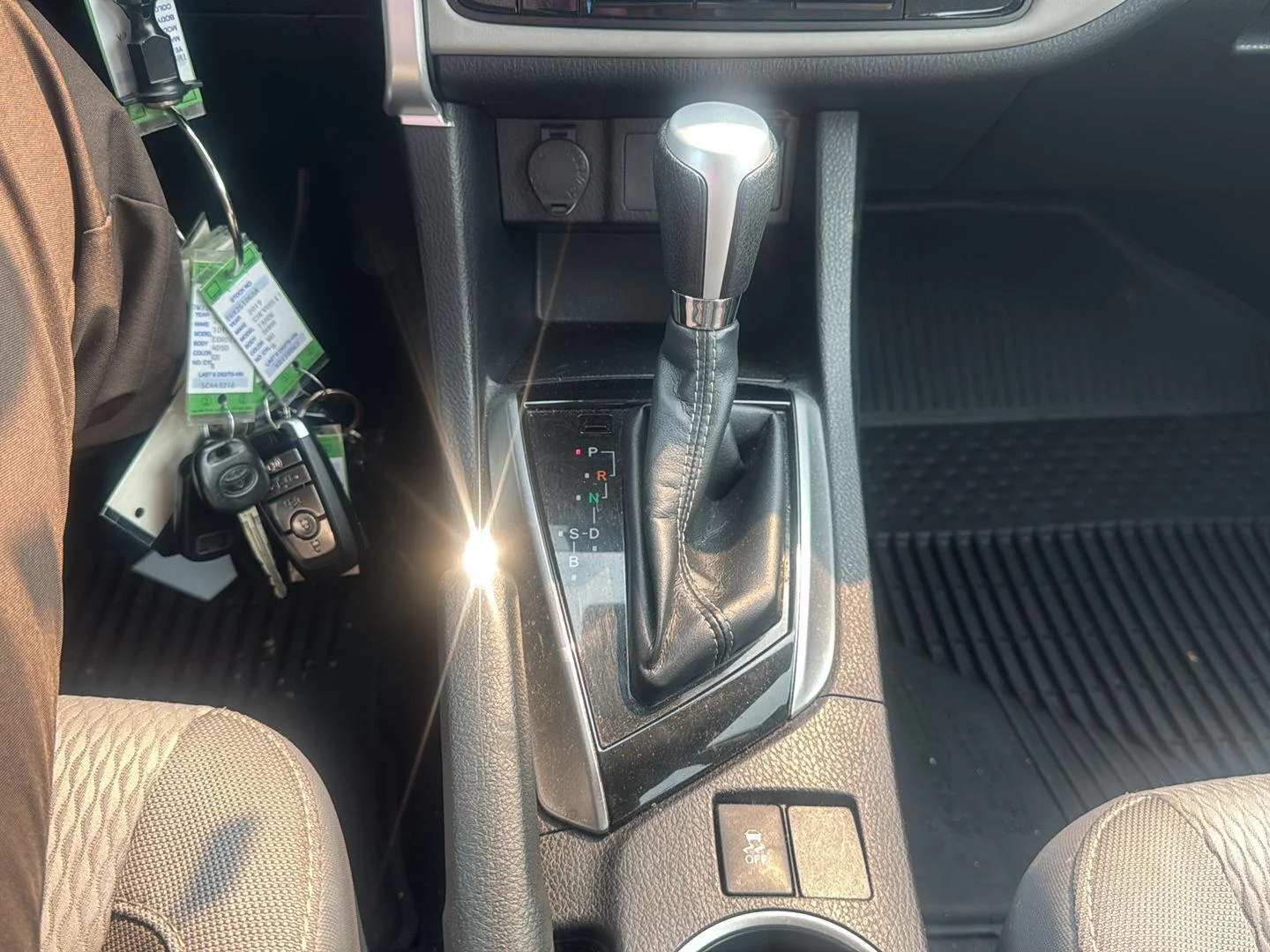 Used 2019 Classic Silver Metallic Toyota LE image 10
