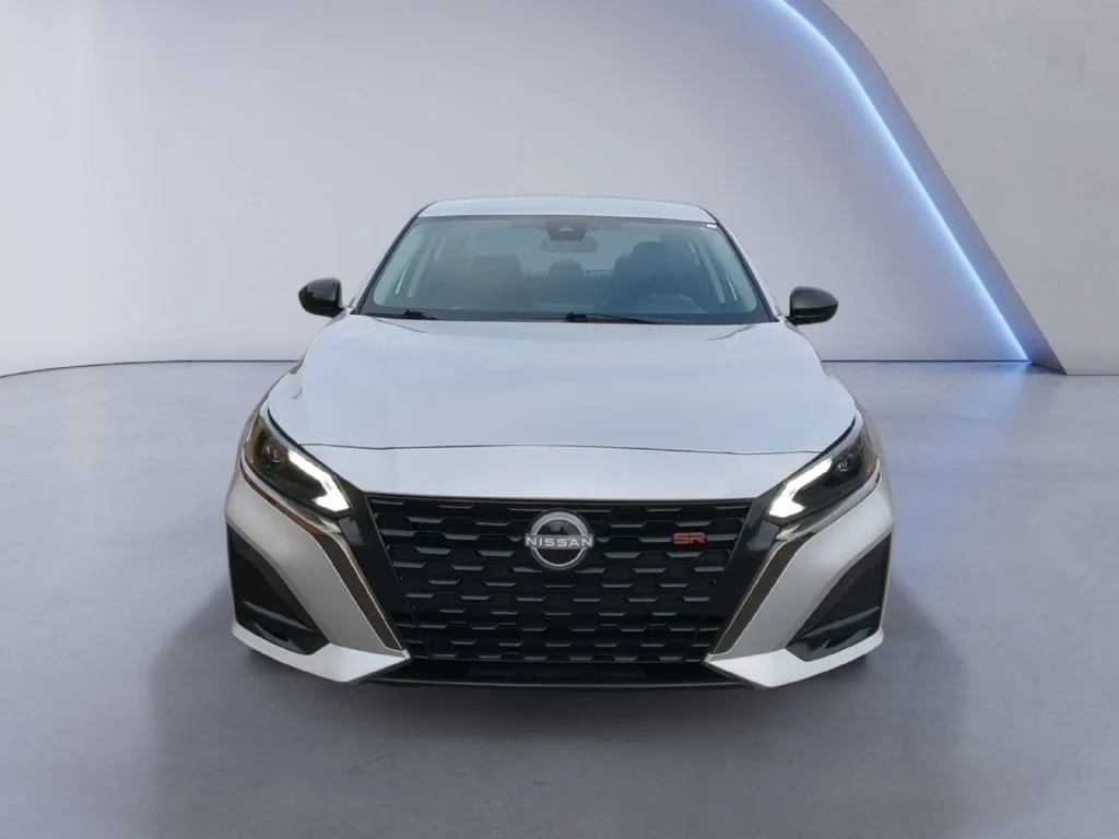 Used 2025 Silver Nissan 2.5 SR image 10