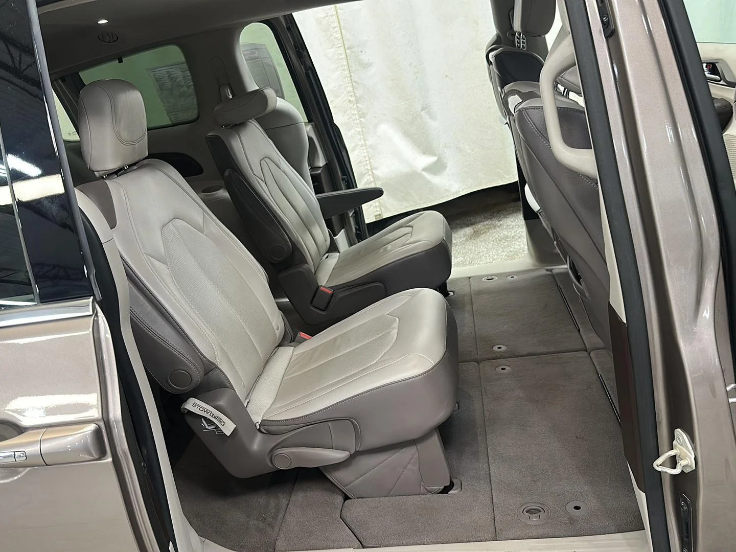Used 2018 Molten Silver Chrysler Touring L Plus image 31