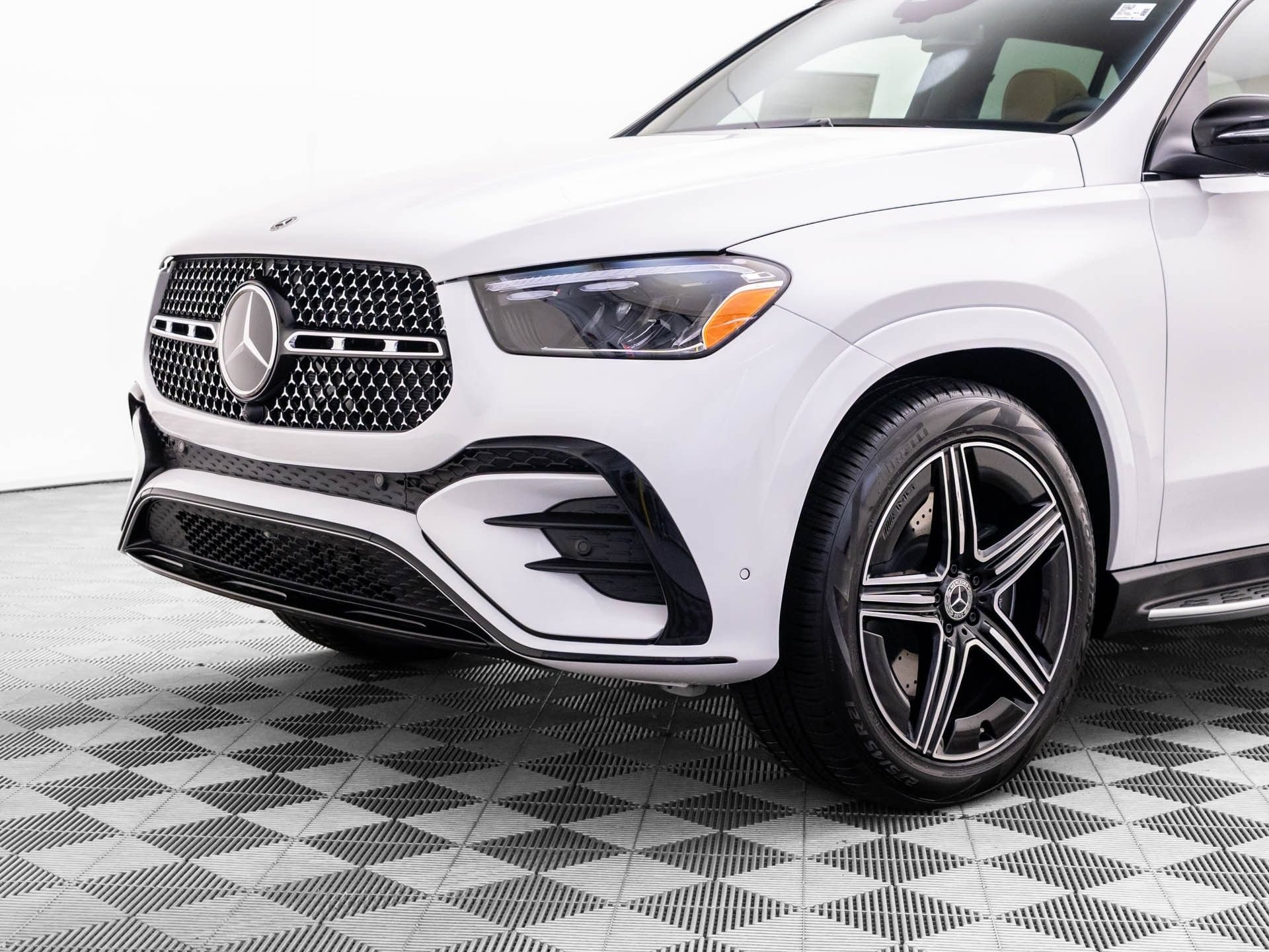 New 2026 MANUFAKTUR Moonlight White Metallic Mercedes-Benz GLE 450 image 82