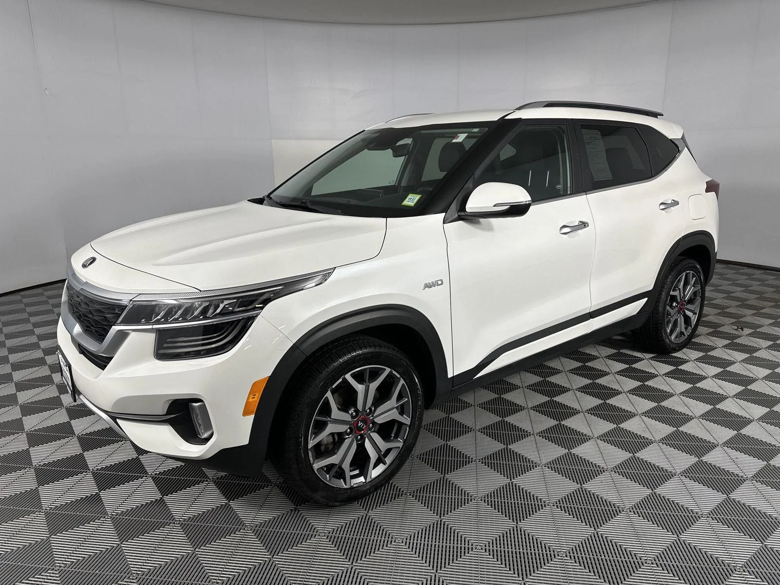 Used 2021 Snow White Pearl Kia SX Turbo image 4