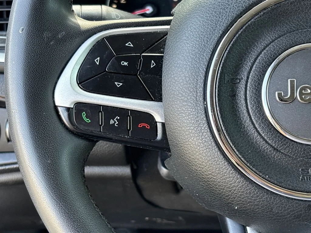 Certified Used 2018 Silver Jeep Latitude image 18