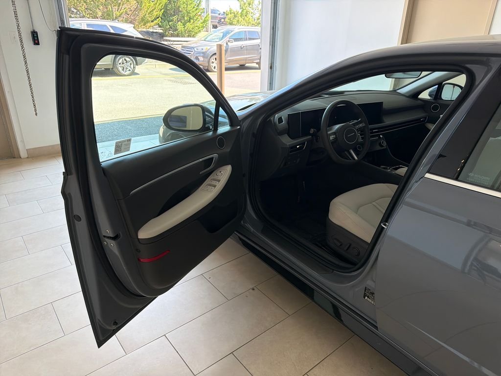 Used 2025 Blue Hyundai SEL image 10