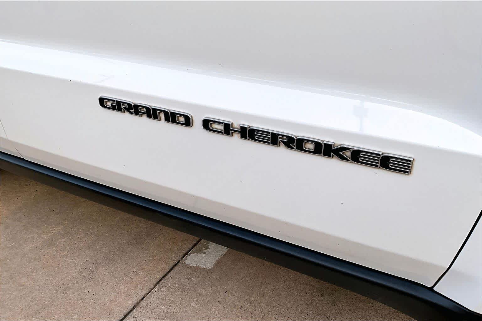 Used 2019 Bright White Clearcoat Jeep Laredo E image 33