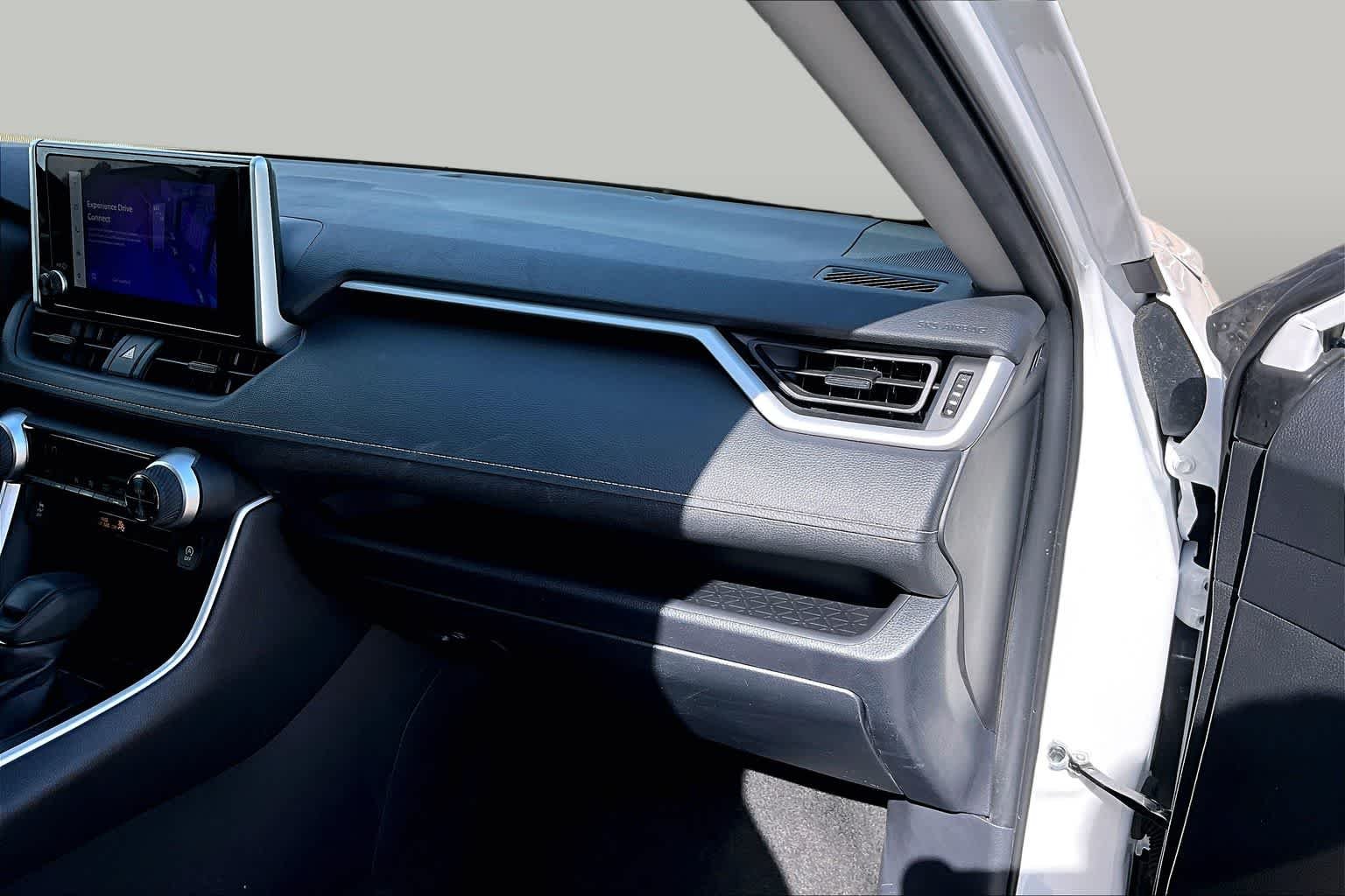Used 2025 Ice Cap Toyota XLE image 18