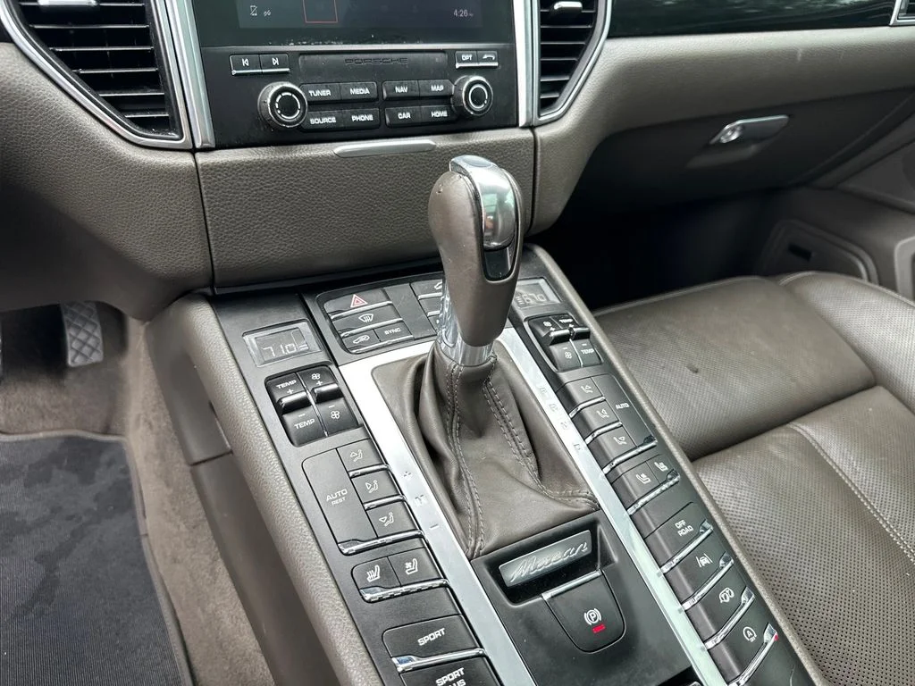 Used 2018  Porsche Base image 28