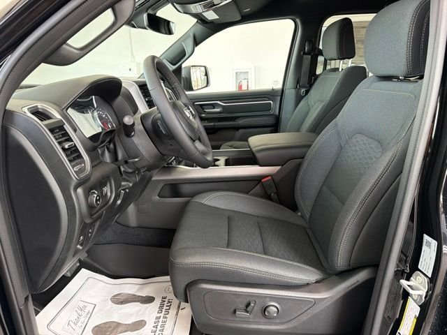 New 2026 Diamond Black Crystal Pearl-Coat Exterior Paint RAM Big Horn/Lone Star image 15