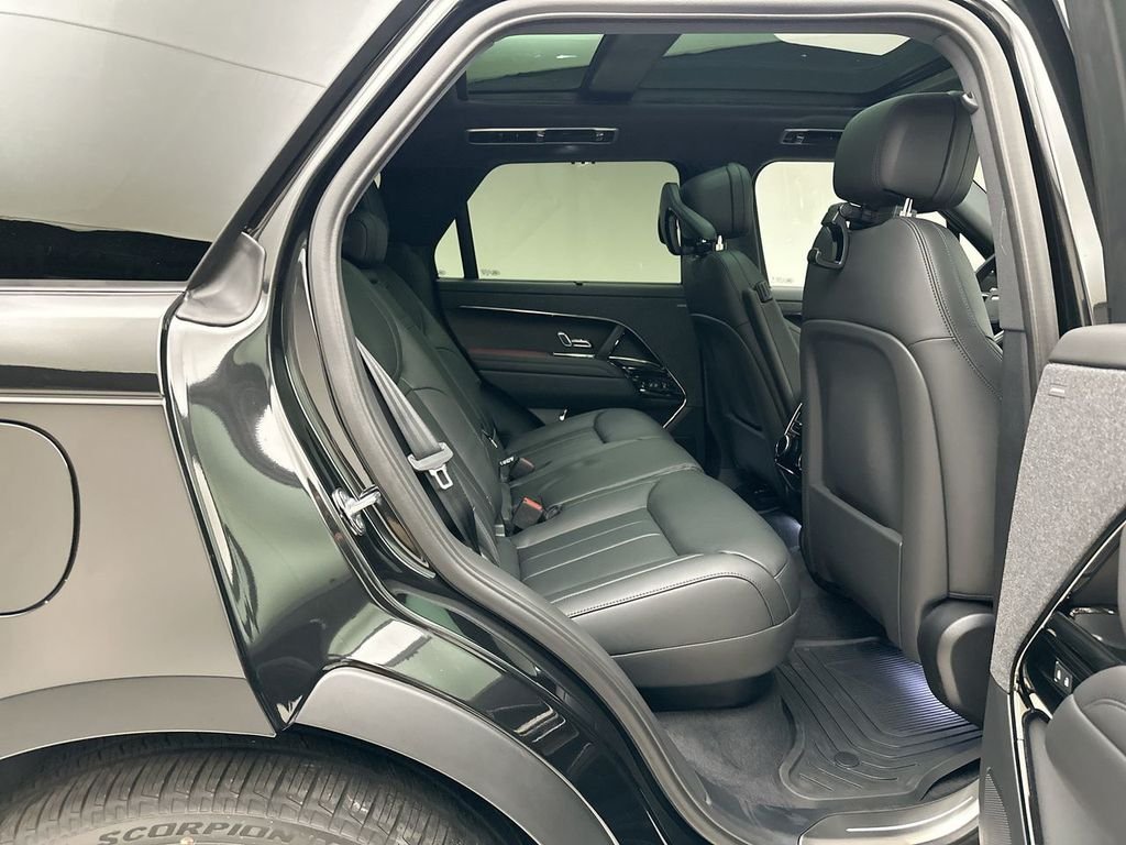 New 2026 Santorini Black Land Rover SE image 7