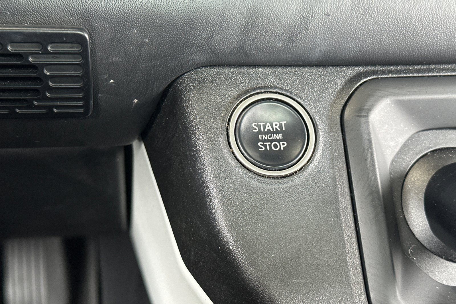 Used 2024 Fuji White Land Rover X-Dynamic SE image 22
