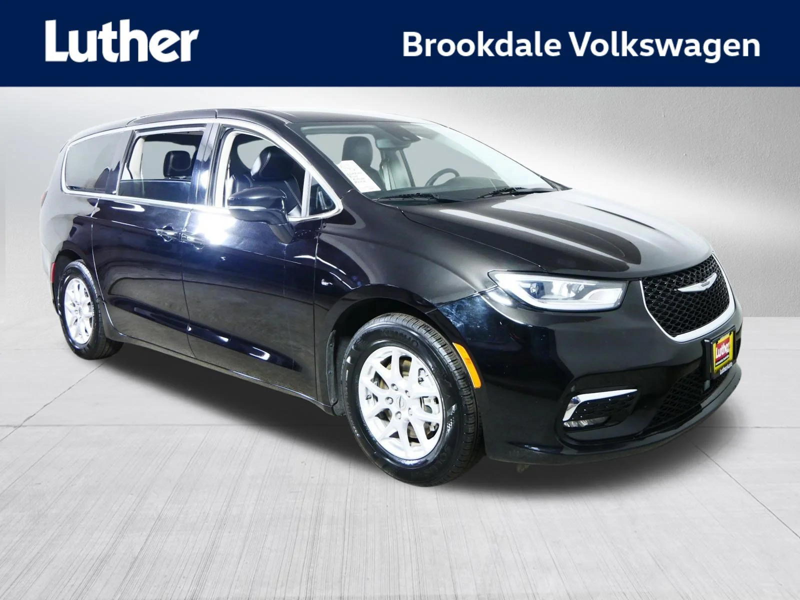 2024 Chrysler Pacifica Touring L's photo