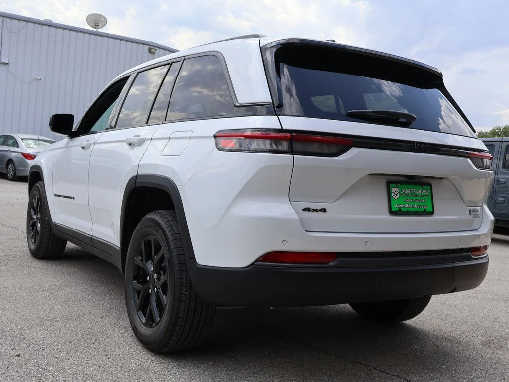 New 2026 Bright White Clear-Coat Exterior Paint Jeep Altitude image 3