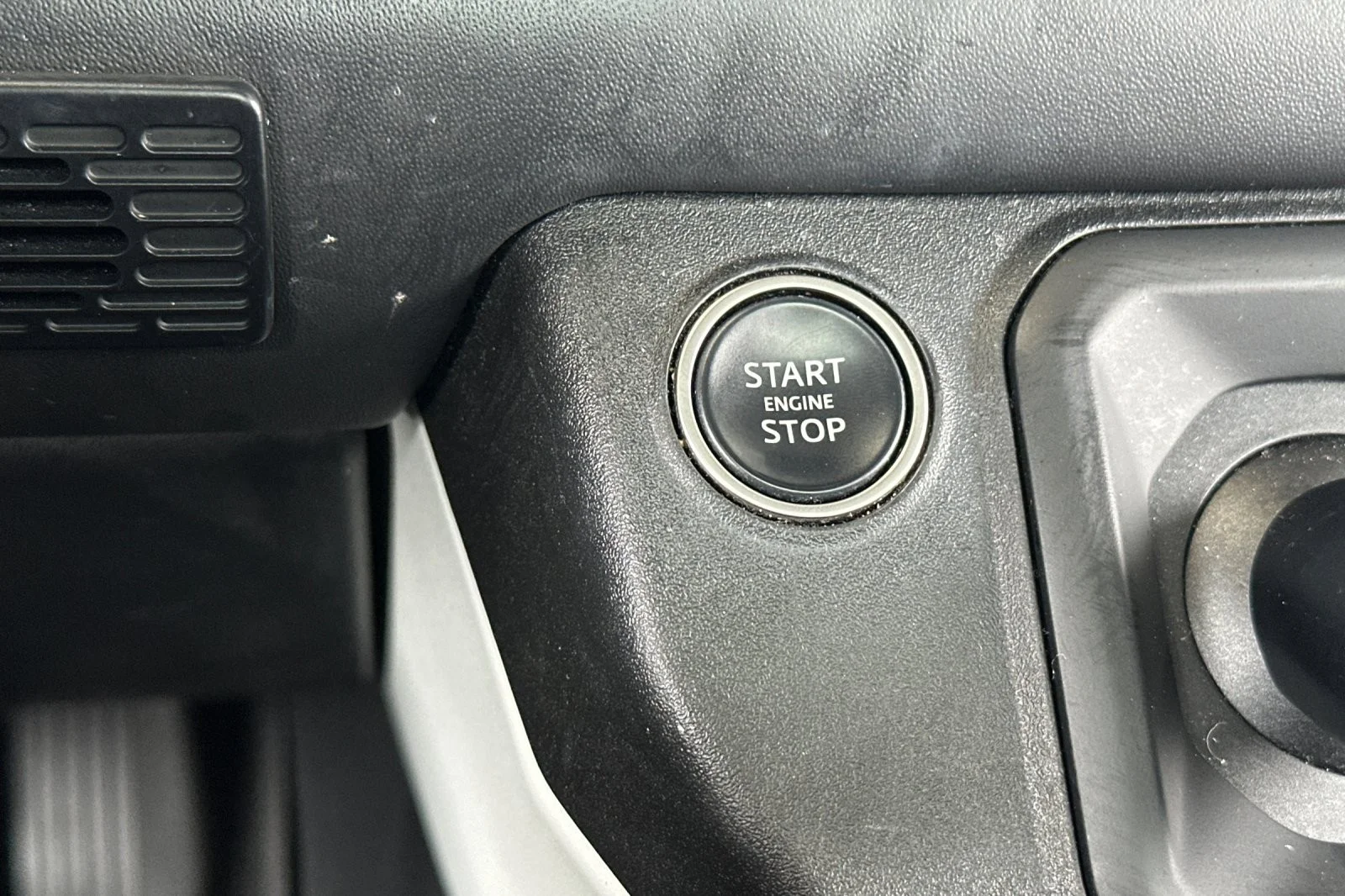 Used 2024 Fuji White Land Rover X-Dynamic SE image 22