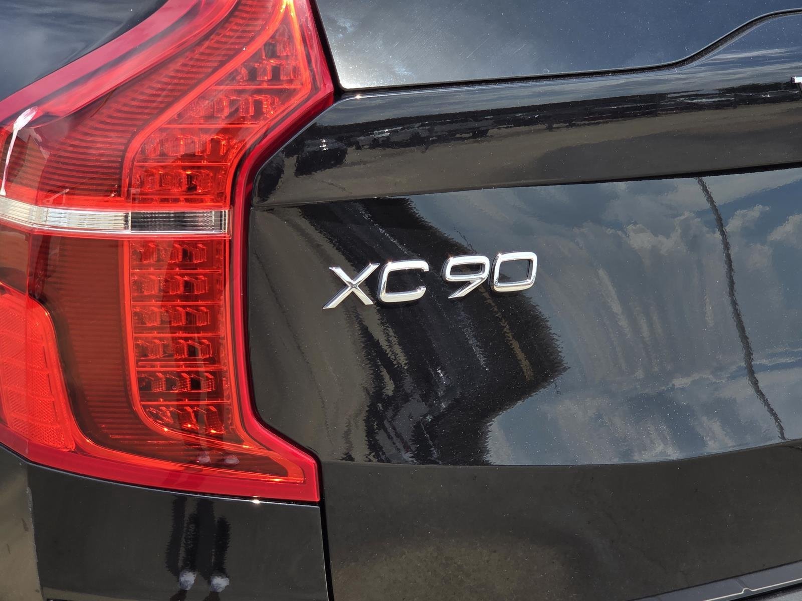 Used 2024 Onyx Black Metallic Volvo Plus Bright Theme image 8