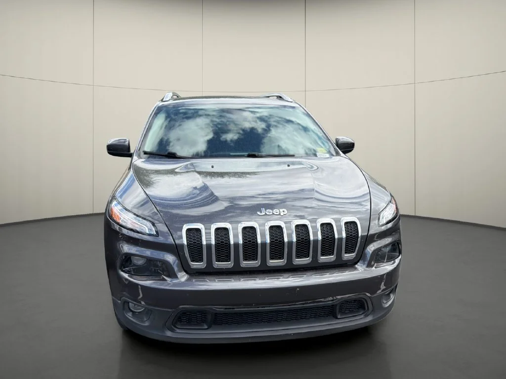 Used 2016 Gray Jeep Latitude image 2
