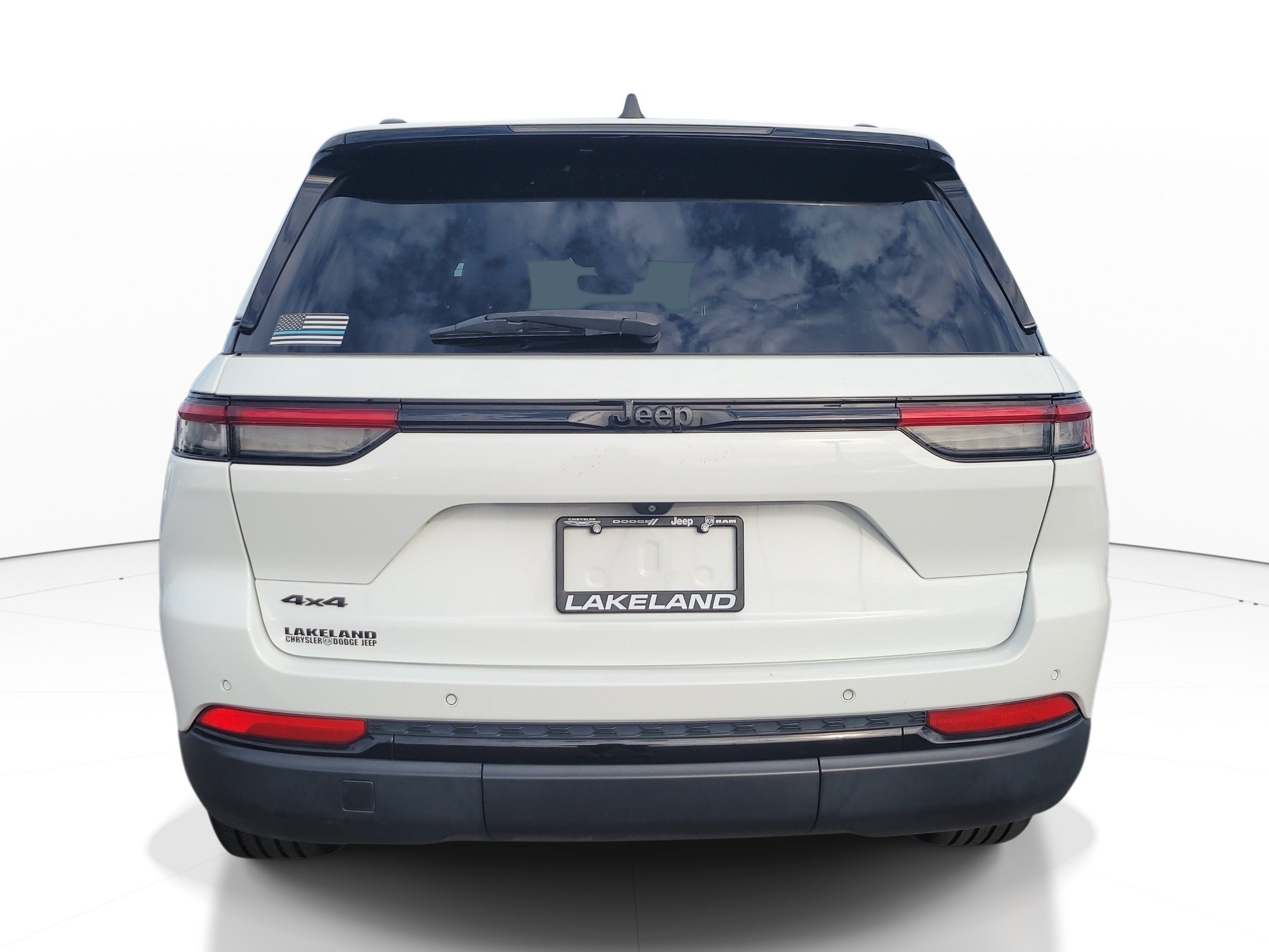 Used 2022 Bright White Clearcoat Jeep Altitude image 5