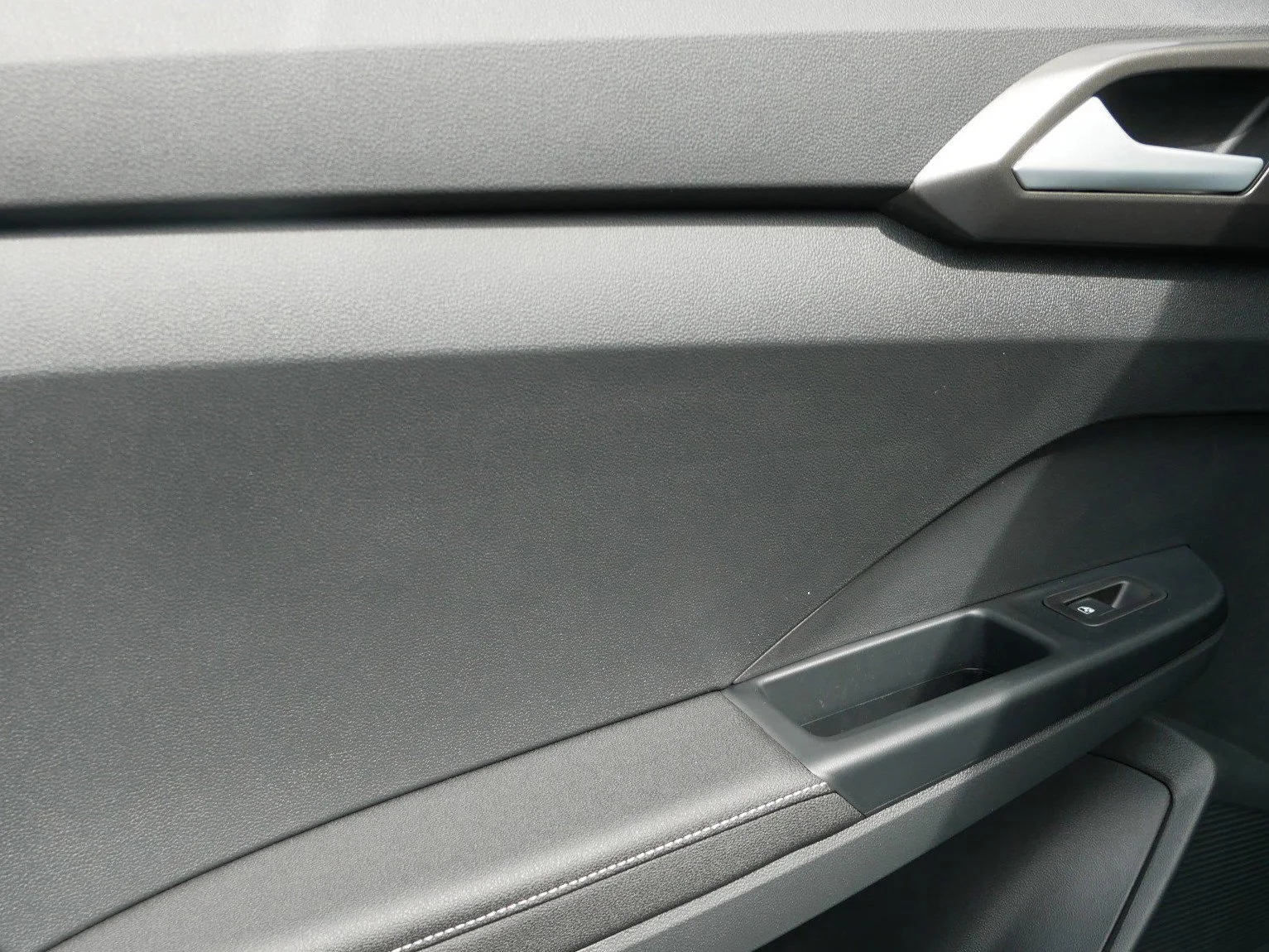 New 2026 Bright Moss Green Metallic/Deep Black Roof Volkswagen SE Black image 8