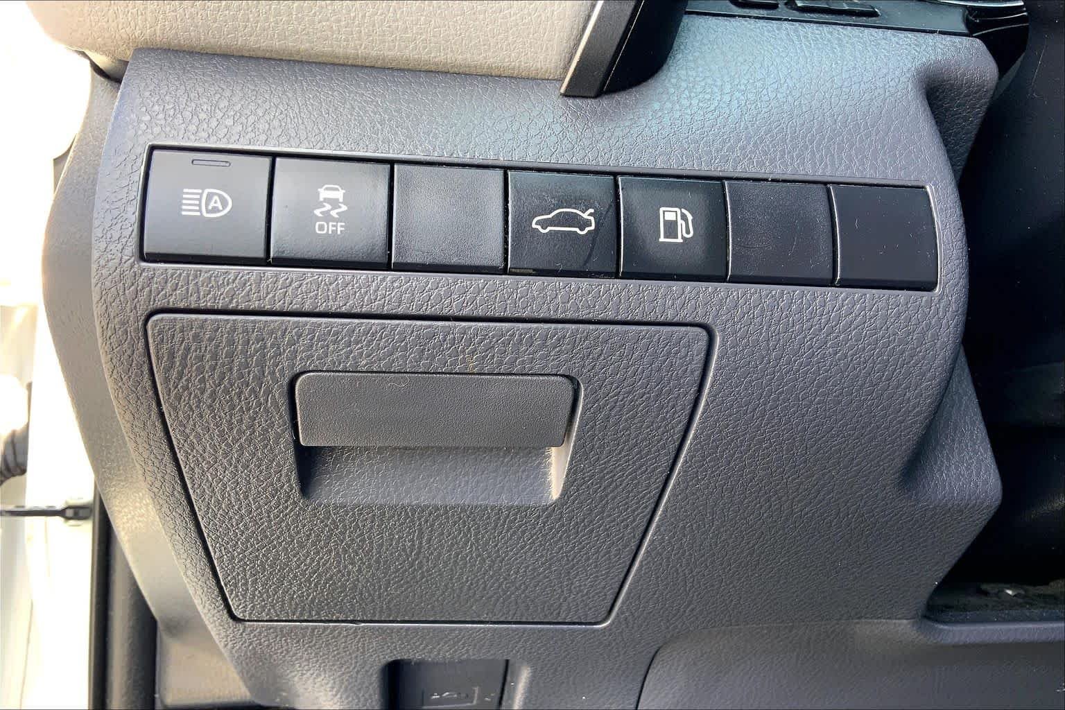 Used 2018 Super White Toyota LE image 33