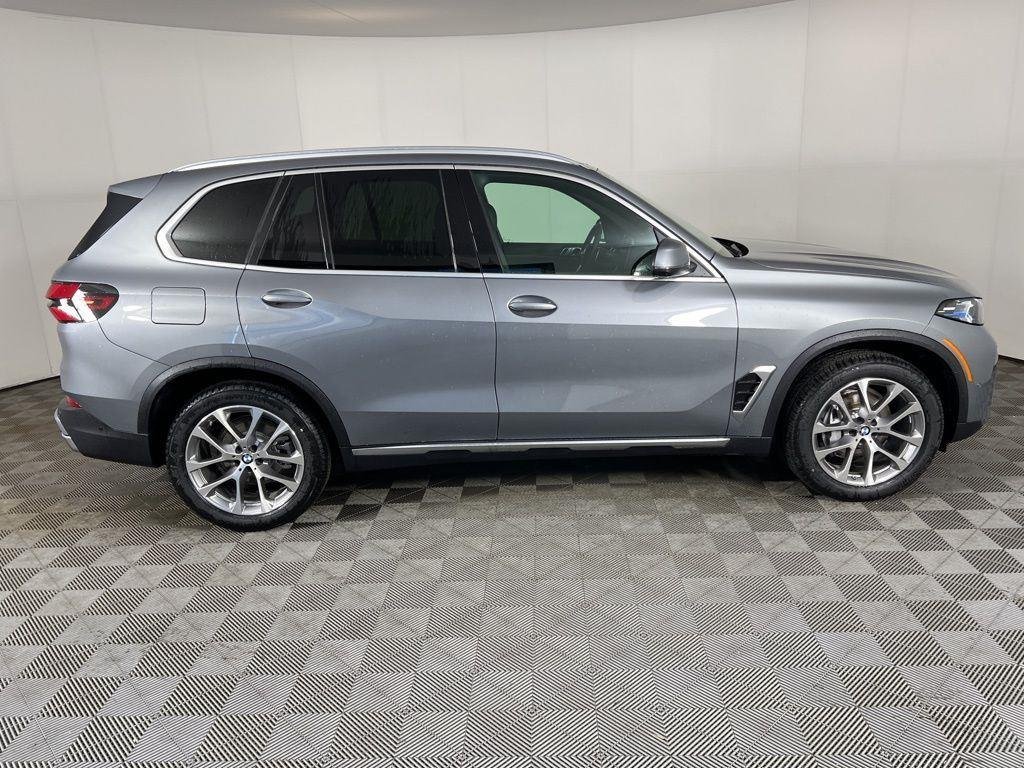 New 2026 Skyscraper Grey Metallic BMW xDrive40i image 2