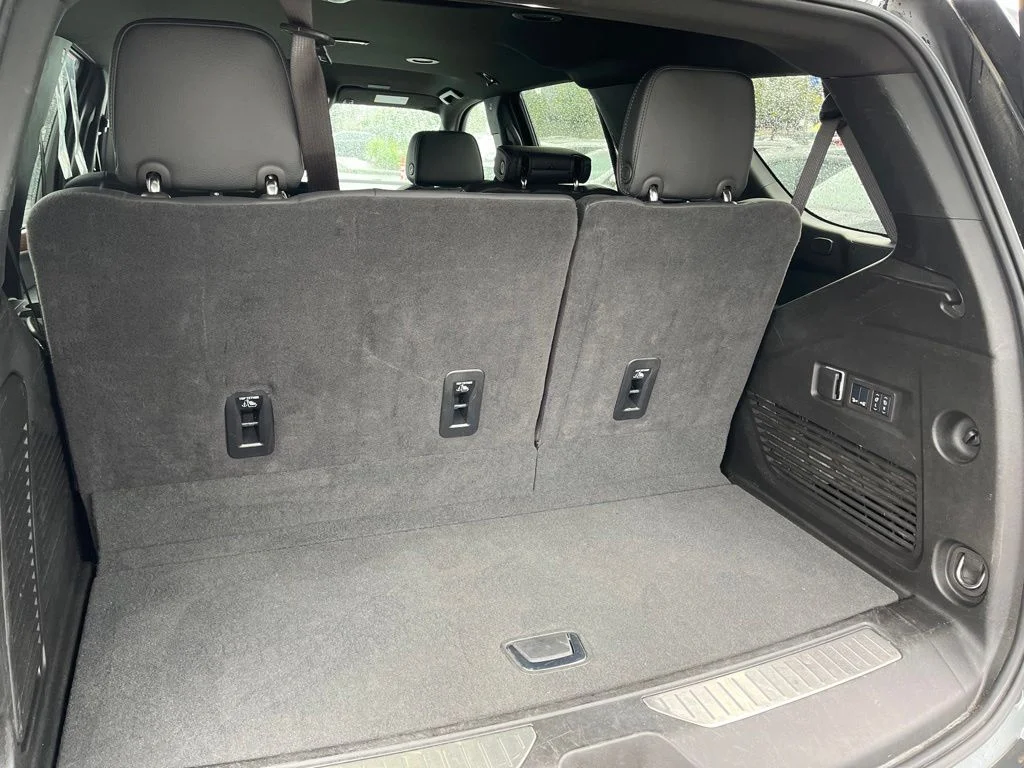 Used 2025 Silver GMC Denali image 22