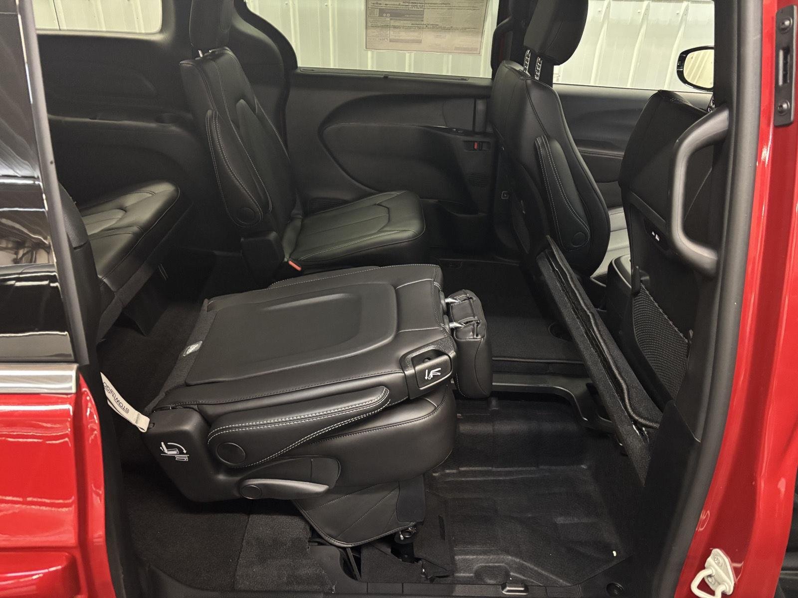 2026 Chrysler Pacifica Select - Photo 32