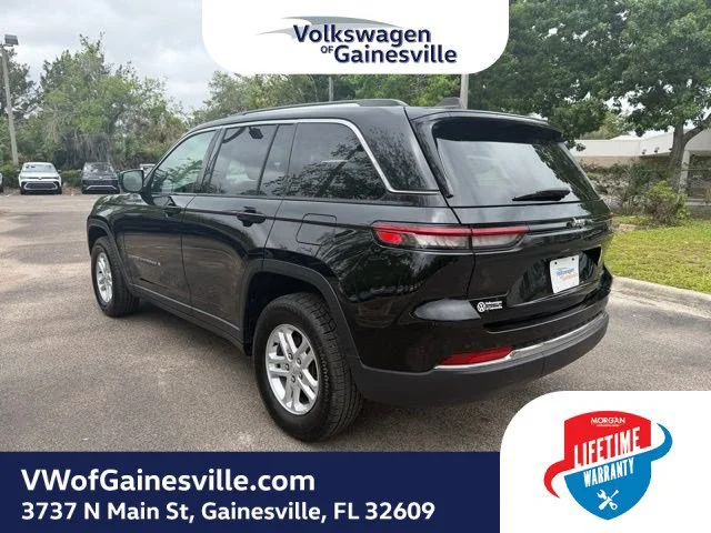 Used 2023 Diamond Black Crystal Pearlcoat Jeep Laredo image 4