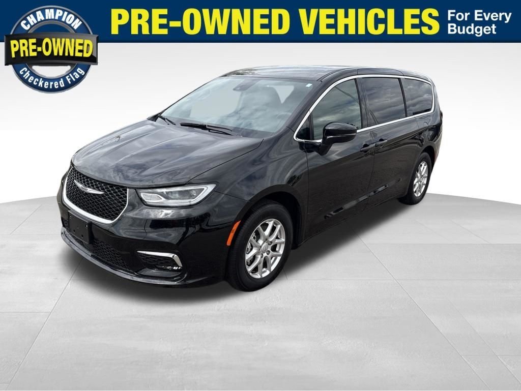 2025 Chrysler Pacifica Select's photo