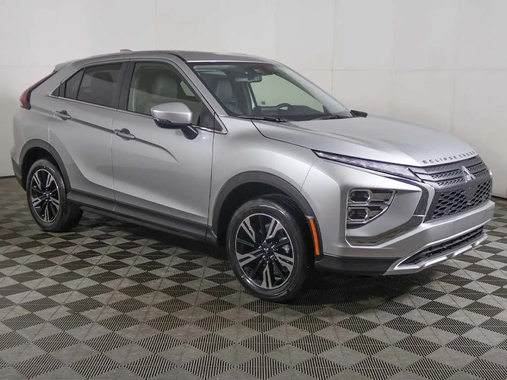New 2026 Silver Mitsubishi SE image 2