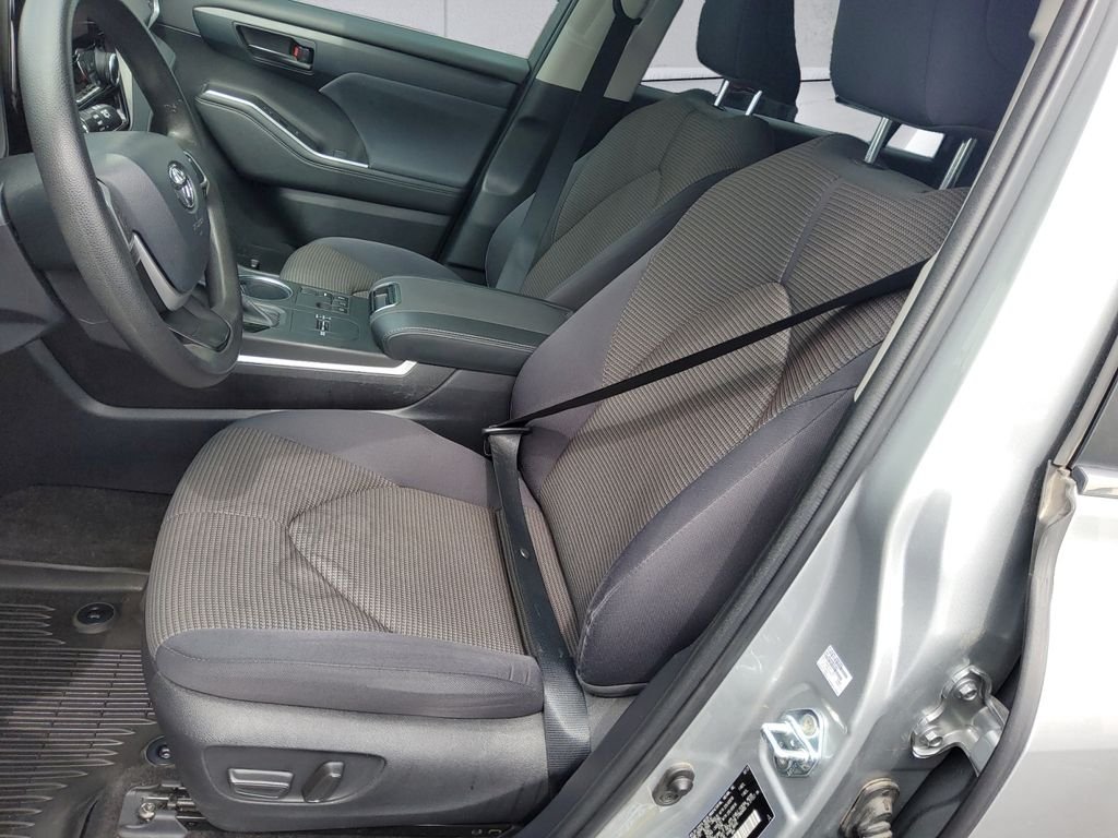 Used 2023  Toyota L image 8