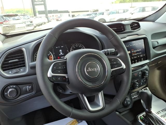 Used 2023 White Jeep Latitude image 12