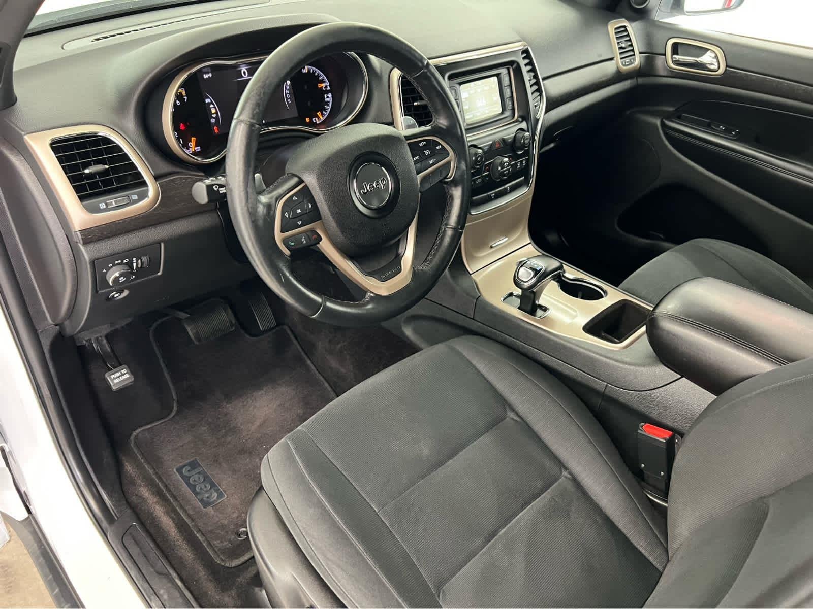Used 2015 Bright White Clearcoat Jeep Laredo image 25