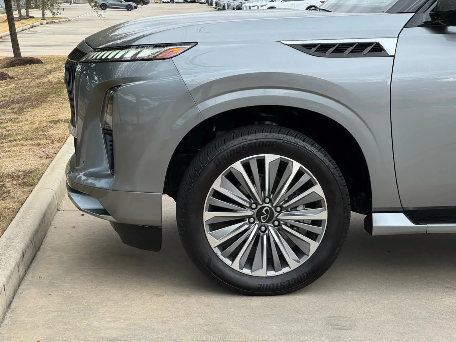 2025 INFINITI QX80 Sensory 4WD - Photo 10