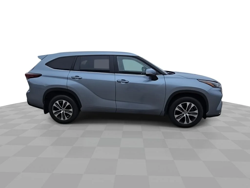 Used 2024  Toyota XLE image 9