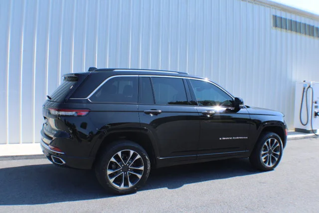 Used 2022 Diamond Black Crystal Pearlcoat Jeep Overland image 2