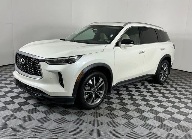 Used 2023 White INFINITI LUXE image 4